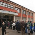 Ogromne gužve u Lučanima: U redu se čeka na glasanje, izlaznost do 12 sati - u Sevojnu 37,7 a u Bajinoj Bašti 32 odsto (FOTO)…