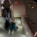 Avion u Denveru udario u pešaka koji je istrčao na pistu! Uznemirujuća scena iz Kolorada (video)