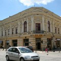 Najezda gamadi u Šapcu, slike su jezive! Padaju i sa fasada: Na nožicama nose bakterije, mogu otrovati hranu
