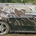 VIDEO: Farmer zasuo stajskim đubrivom nepropisno parkirane automobile bahatih turista