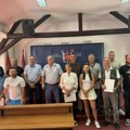 Od nezaposlenih do preduzetnika: U Malom Zvorniku 12 ljudi dobilo po 380.000 dinara za pokretanje sopstvenog biznisa (foto)