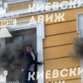 (Foto) Jezivi prizori iz Kijeva: Ljudi u panici kroz prozore beže ispred plamena koji guta zgradu