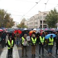 (Foto) Poslednjih 16 minuta tišine kod Pravnog fakulteta: Na pešačkom prelazu postavljeno 16 belih ruža u znak sećanja na…