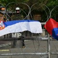 Srbi se deseti dan okupljaju ispred Opštine Zvečan
