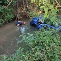 Sleteo u reku, pa povređene saputnike ostavio u vodi! On pobegao peške, policija ga juri! Slike sa mesta nesreće su jezive…