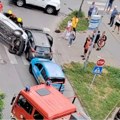 Automobil prevrnut na pešačkom u Novom Sadu: U lančanom sudaru povređene dve osobe VIDEO