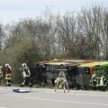 Prve fotografije užasne nesreće kod Lajpciga: Helikopteri nadleću auto-put, autobus „Flixbusa“ neočekivano sleteo sa…