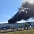 (Video) Drama u Apatinu Požar u fabrici: Gust, crn dim prekrio grad, vidi se i u Somboru