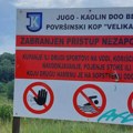 Tabla na kojoj piše „zabranjeno kupanje“ na Rgotskom jezeru uznemirila Zaječarce, iz kompanije koja gazduje jezerom kažu…