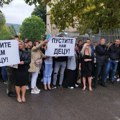 "Pustite nam decu": Protest ispred policijske stanice u Severnoj Mitrovici zbog hapšenja i prebijanja srpskih mladića (foto…