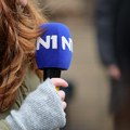 Stotinak građana protestuje ispred TV N1, među njima i pomoćnik novosadskog gradonačelnika (VIDEO)