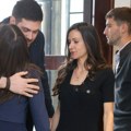 Komemoracija erolu kadiću: Ćerka i supruga slomljene od bola, kolege pristižu da odaju počast glumcu