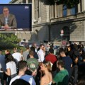 Buka dok Vučić drži konferenciju za medije: Studenti i građani zvižde na Andrićevom vencu