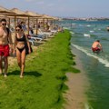 Letovanje iz snova ili vašar na pesku? Mišljenja Srba podeljena – jedni oduševljeni, drugi zgroženi algama i morem