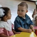 "Pljušte" poljupci u jaslicama, i svi kažu da je ovo najslađi video ikada: Svet se topi zbog zaljubljenih dvogodišnjaka