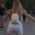 Na Adi Ciganliji se svi okreću za njom! Naša pevačica vozila rolere sa suprugom, zadivili sve mladalačkim izgledom (foto)