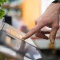 Ko je dobri samarićanin? Na kasi dočekuje penzionere i plaća im račun goričanka u šoku: Došla u prodavnicu po popust, a kući…