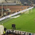 Haos na kraju meča Partizan - Vojvodina: Navijači zasuli Tanjgu flašama, on ih bacao na teren