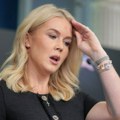 "То лице, те усне..." Трамп поново изазвао пажњу коментаром о својој портпаролки Каролин Левит (28)