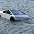 Poslušao Ilona Maska i uleteo Cybertruck pikapom u jezero: Policija ga odmah uhapsila