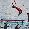 Vrućina izmamila prve plivače na Adi Ciganliji i Lidu: Zašto kupanje pre zvaničnog početka sezone može biti smrtonosno