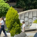 Adil sa Anom i sinom došao na Džejev grob: Dugo nije dolazio na grob, sad iznenadio sve, u ruci veliko cveće