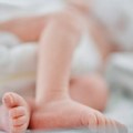 Žena u Skoplju ostavila bebu na klupi u parku, a trebalo je da je čuva
