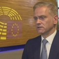 "Zato i drhtite samo vi, odrođeni napredni elitisti kojima se uskoro zatvara preskupi Diznilend i ružičasta paralelna…