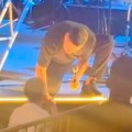 Trenutak dirnuo sve: Željko na koncertu kleknuo pred dečakom u kolicima, zbog gesta mnogi završili u suzama