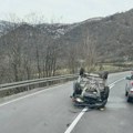 Automobil se prevrnuo na krov: Teška nesreća na putu Kraljevo - Raška: Ekipa Hitne pomoći ukazala pomoć vozaču