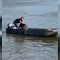 Snimak spasavanja muškarca koji je skočio sa mosta: Gotova drama kod Pančevca, iskusni dunavski alas ga izvukao iz vode…