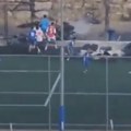 Smrtonosna raketa pogodila fudbalski teren na kojem su bila deca! Snimak ledi krv u žilama! (uzmemirujući video)