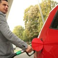 Najveća dilema konačno rešena: Da li smete da sipate gorivo dok je automobil upaljen? Važni saveti za vozače