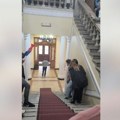 Direktor Jovine gimnazije se zatvorio u kancelariju, učenici i profesori traže ostavku (VIDEO)