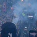 Gori Istanbul: Desetine hiljada navijača Fenerbahčea dočekalo svoje junake i pehar Evrolige! Gudurić i Šarunas u prvom…