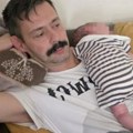 Sin mu spava na grudima, Milan Vasić pokazao kako se snalazi kao otac: Raznežio prizorom iz svog doma