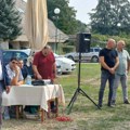 Potpisivanje ugovora na livadi