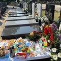 (Foto) pomen reperu gruu: Bol na licu njegove majke ne jenjava ni šest godina nakon smrti sina: Tužan prizor na groblju