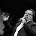 "Gosti iz regiona imaće besplatnu vožnju na sahranu": Halid Bešlić biće ispraćen uz hiljade ljudi, a taksi služba izdala…