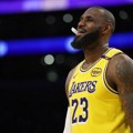 Lebron u petoj deceniji života - 45 minuta, 29 poena i 13 skokova! Neuništvi "Kralj" oduševio planetu: Ukradena lopta, pa…