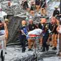 Užas na Filipinima: Zgrada se srušila kao kula od karata, spasioci traže preživele