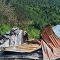 (Foto) Vekovno ognjište porodice Jarčević izgorelo za pet minuta "Iz auta smo posmatrali kako vatra guta celu kuću"