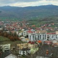 Zaposleni u školama u Kosovskoj Kamenici protestovali zbog privođenja dvojice direktora