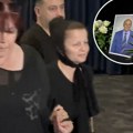 Mala Čana stigla na komemoraciju Andriji Bajiću: Unajmila obezbeđenje, od nje se ne odvajaju kumovi: Sve vreme ljubi i priča…