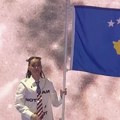 Kejti Peri zabola zastavu tzv. Kosova u "Mesec": Bizaran performans u Prištini podelio i Albance, haos na mrežama