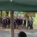 "Robijaši" se sreli sa "Crvenom armijom" nasred ulice, a onda je iz kafića krenuo čovek sa bakljom