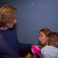 "Niste sami" Željko Mitrović dirljivim rečima ohrabrio majku četvoro dece iz Čačka, a onda joj uručio veliku pomoć! Prizor iz…