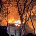 Požar u Teslinom naučnom centru u SAD: Povređen vatrogasac, štetu tek utvrđuju (VIDEO)