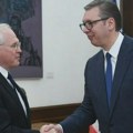 Hil obavestio Vučića da će Prištini biti odobrena kupovina raketa „džavelin“: Posle ruskog, predsednik Srbije na…