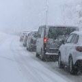 Sneg do pet centimetara na putu preko Divčibara, nadležni upozoravaju vozače da vode računa zbog magle i poledice